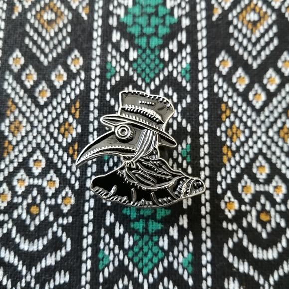 📍2/20$ Plague Doctor Enamel Pin NWOT - Picture 1 of 5